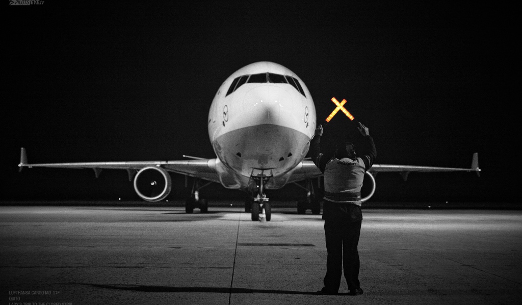 Сотрудник аэропорта помогает пилотам