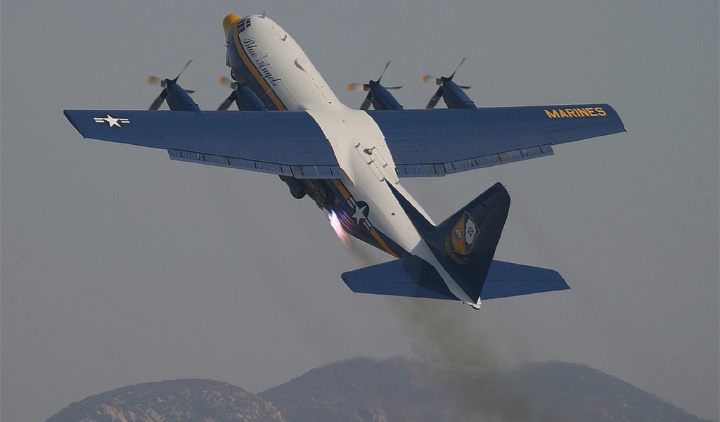 Самолет Голубой ангел выполняет маневр