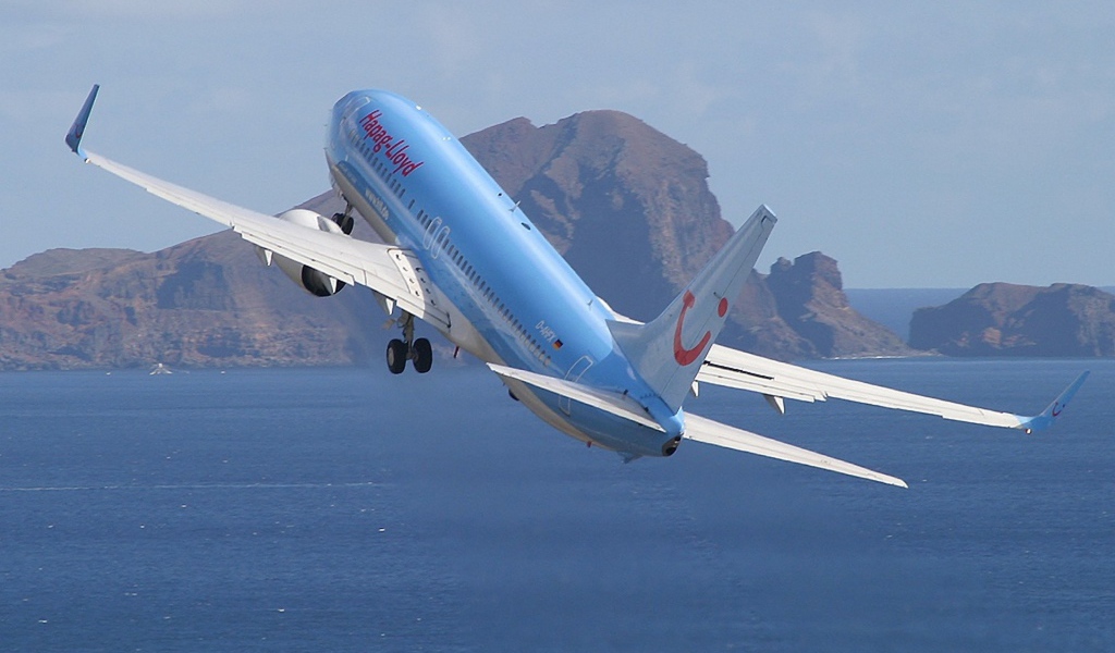 Голубой самолет над заливом