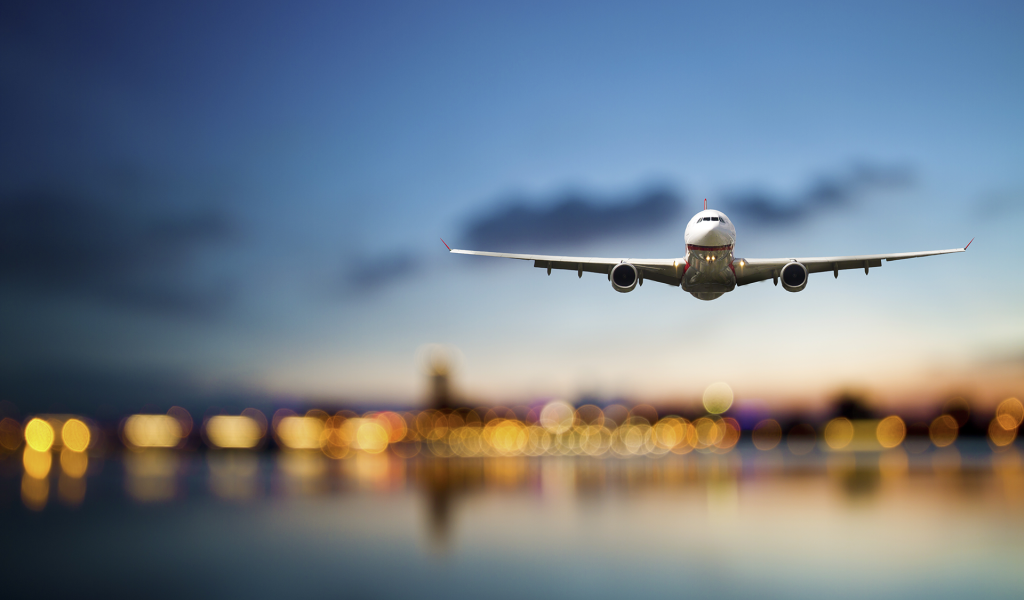 Боинг садится в аэропорту в Японии