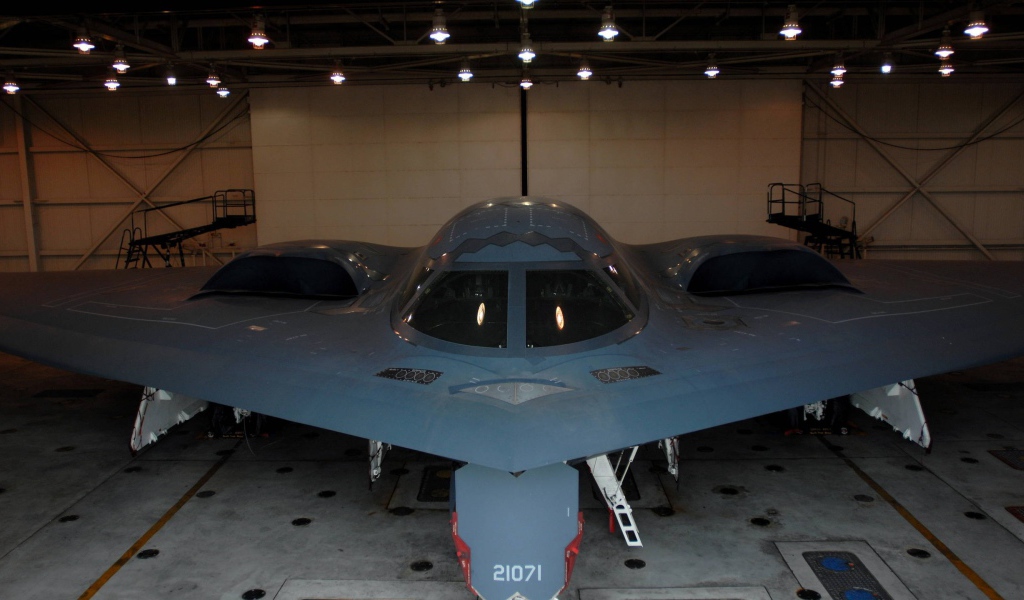 Бомбардировщик B-2 в ангаре