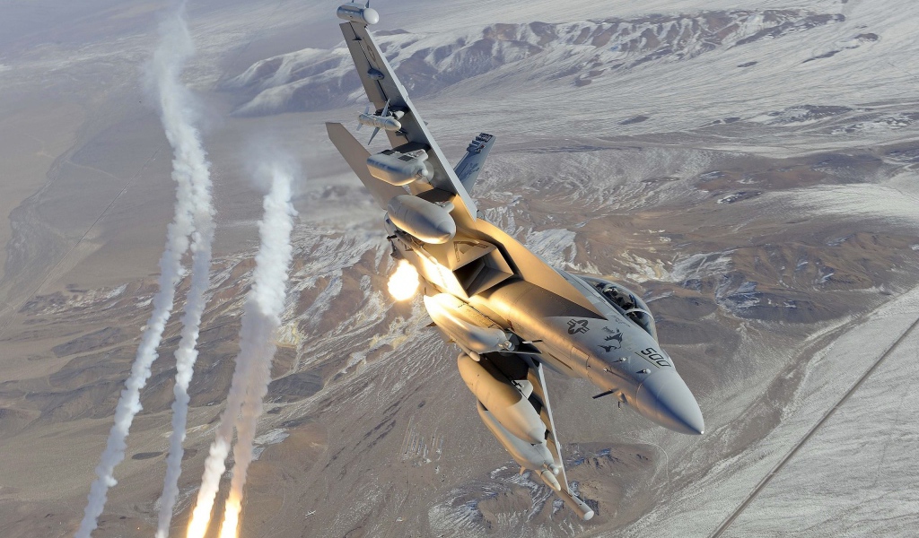 Боевой самолет в небе