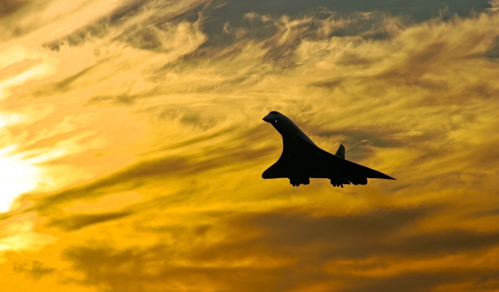 Конкорд на фоне желтых облаков