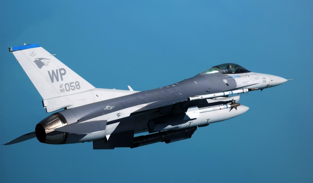 Самолет F-16 на голубом фоне неба