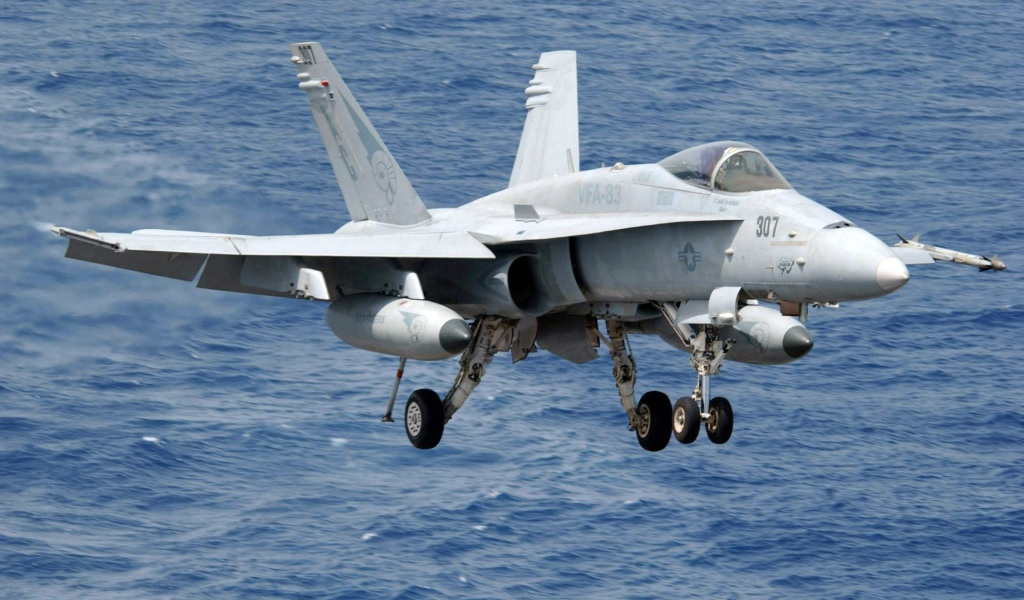 Истребитель F-16 на фоне моря