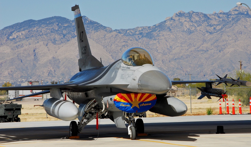 Истребитель на авиабазе в Аризоне