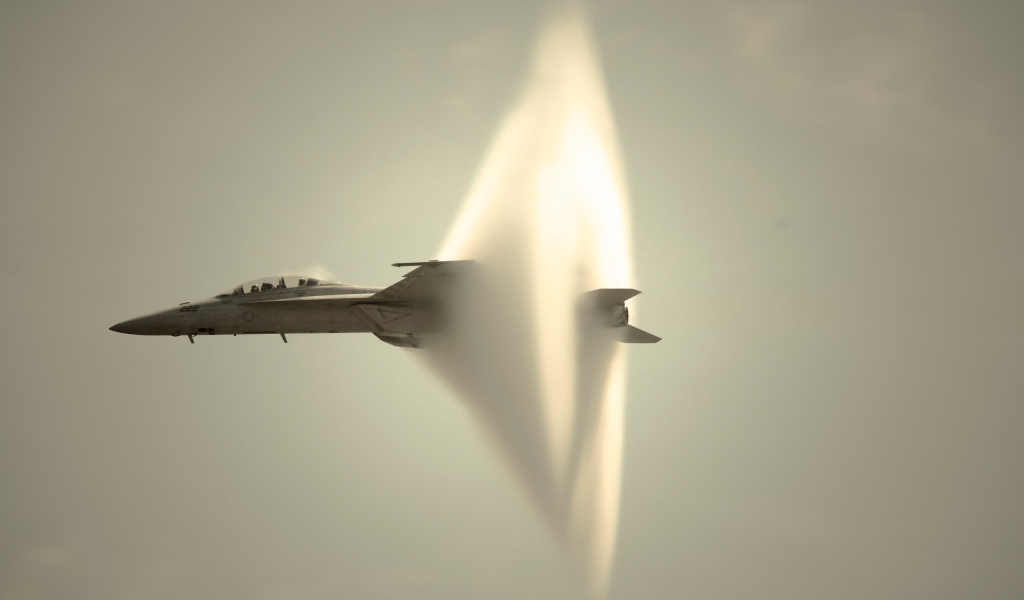 Истребитель преодолевает звуковой барьер