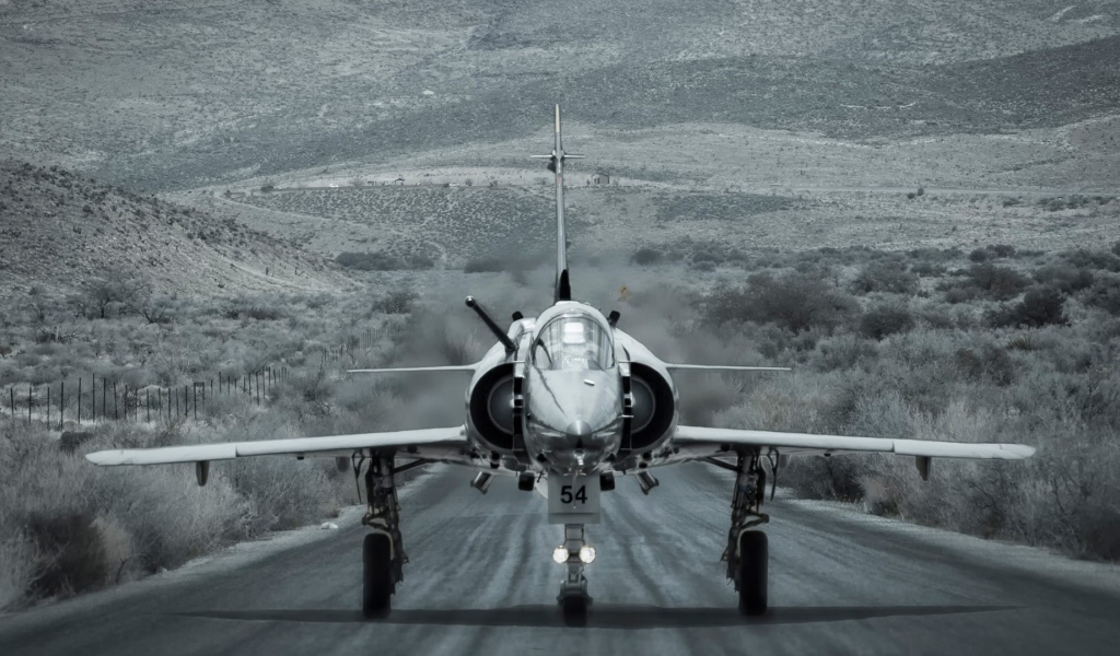 Истребитель на взлетно-посадочной полосе