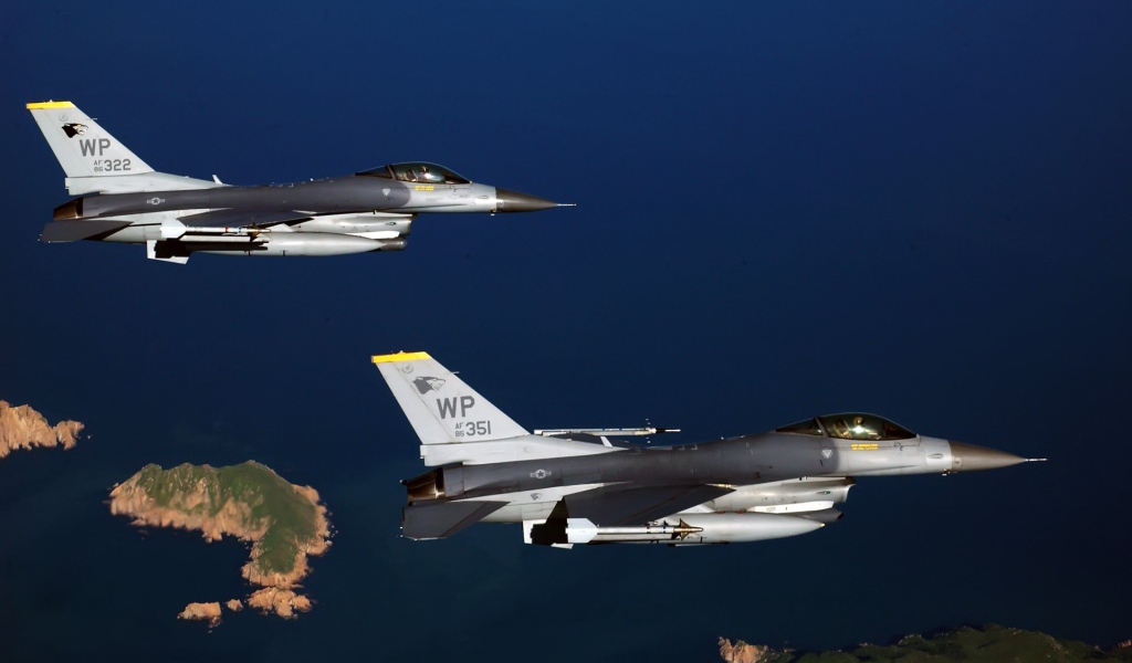 Истребители F-18 Hornet над островами