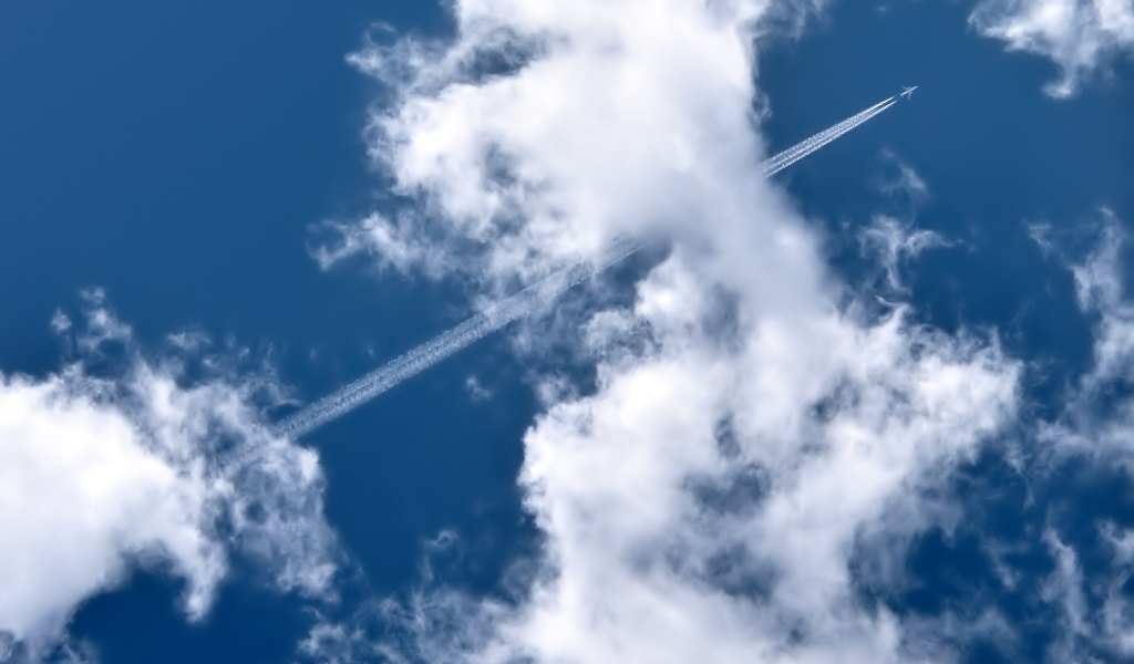 Полет самолета в облаках