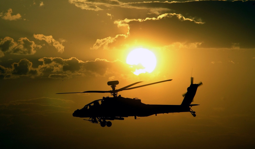 Вертолет AH-64 Apache на фоне солнца