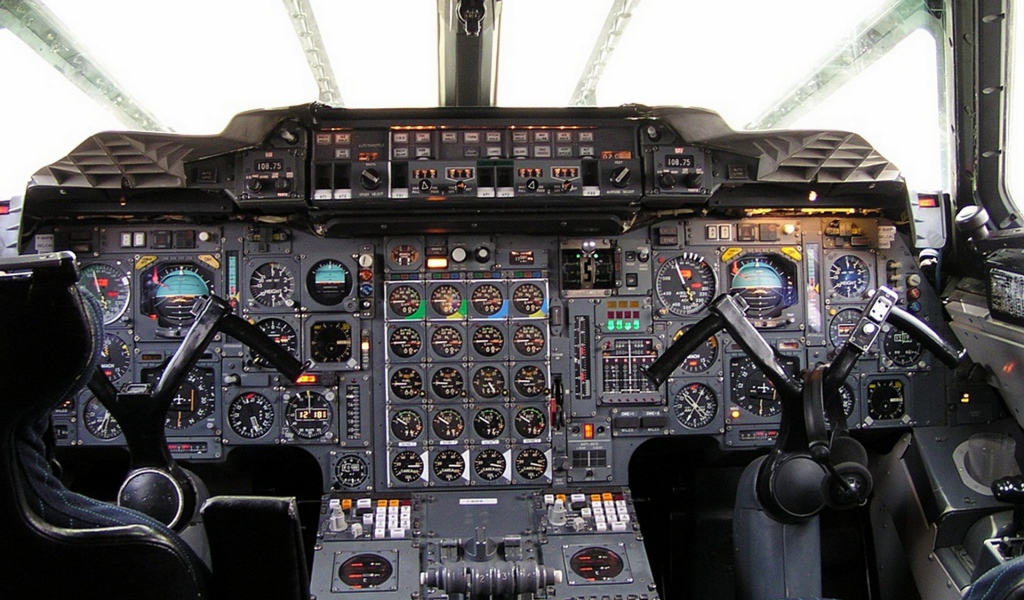 Приборы в кабине современного самолета