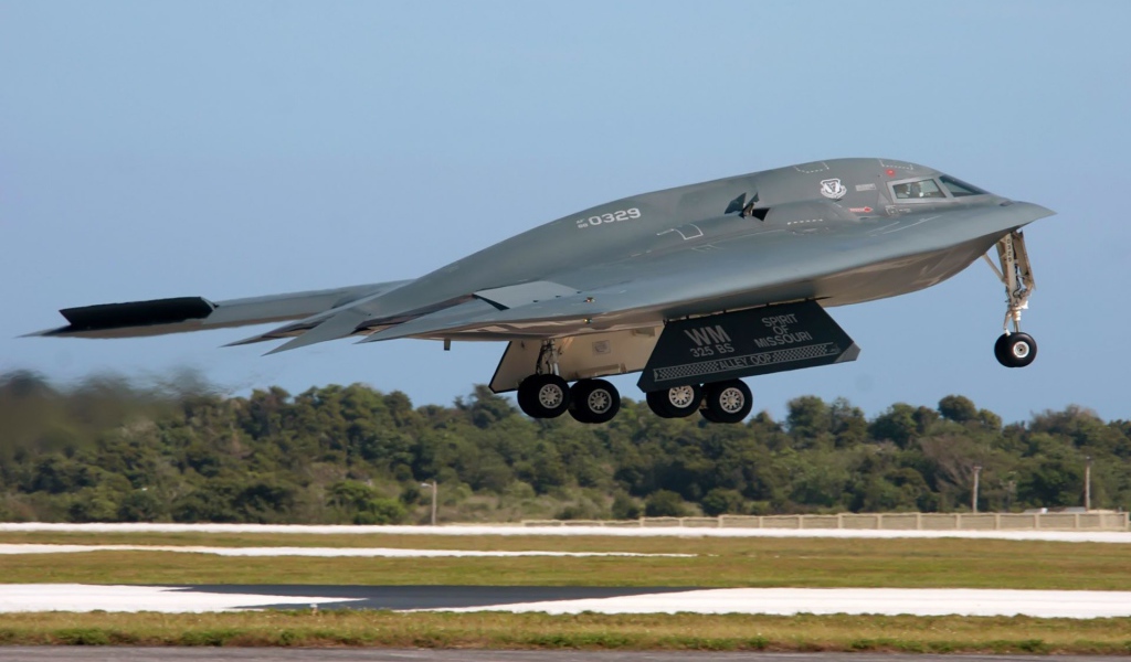 Самолет невидимка B-2 Spirit на взлете