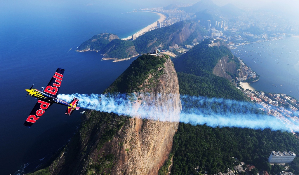 Легкий самолет пролетает над городом
