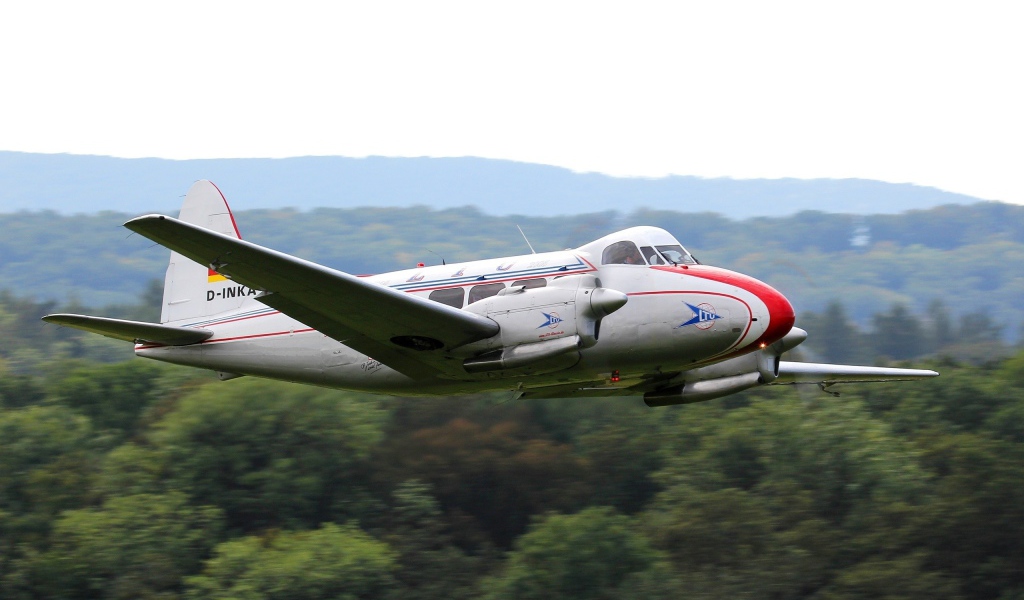 Легкий самолет над джунглями