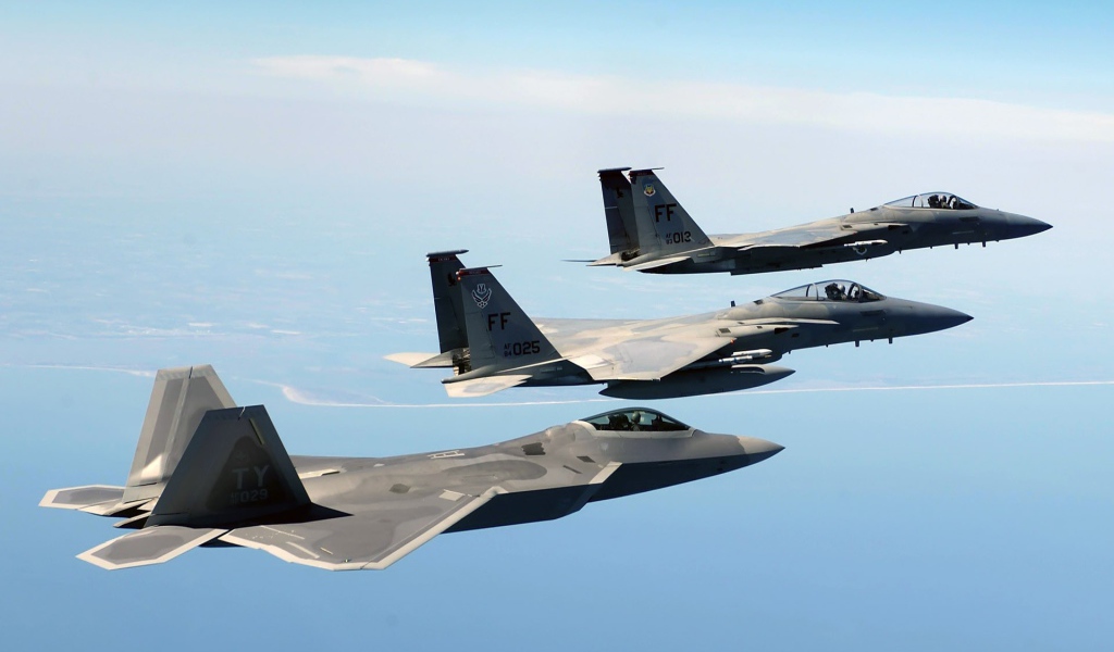 Звено самолетов F-22 Raptor и F-15 Eagle