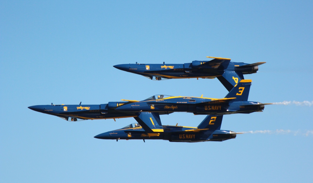 Звено самолетов F-18 Hornet выполняет трюки в небе