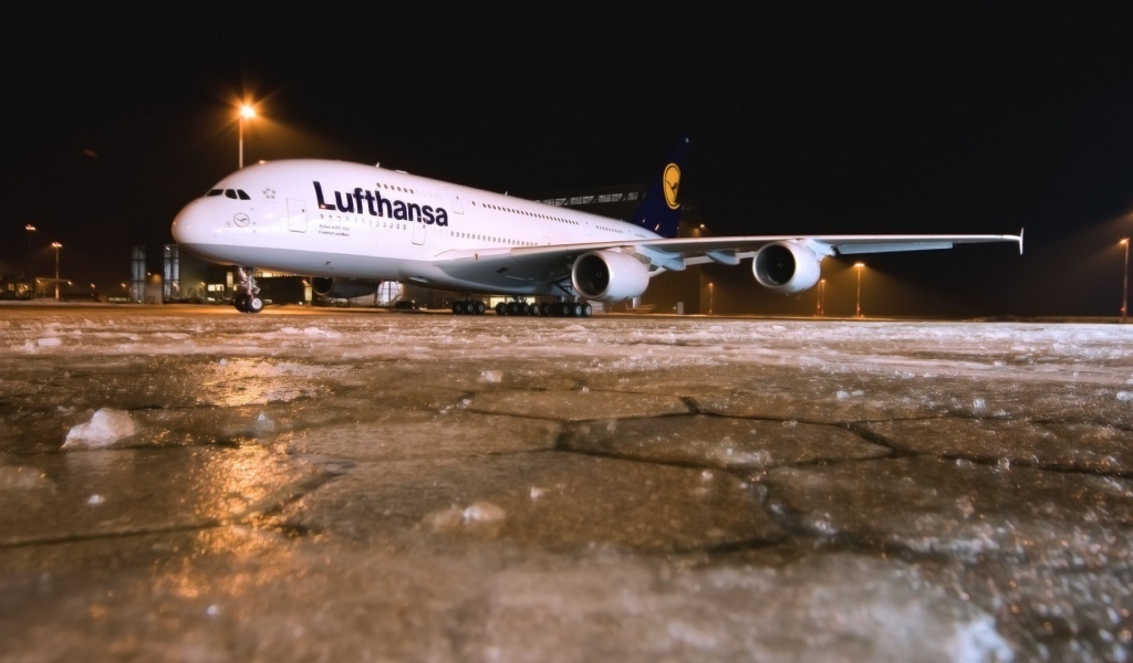 Самолет Люфтганза стоит в аэропорту