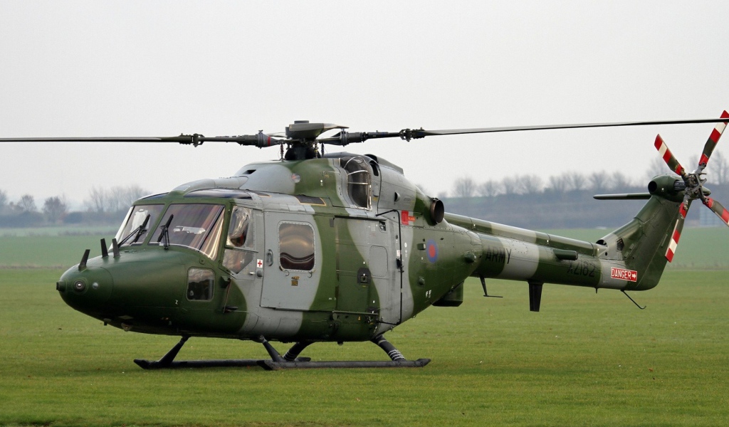 Медицинский вертолет в камуфляжной раскраске