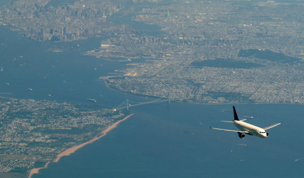 Мегаполис под крыльями пассажирского самолета