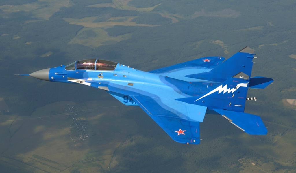 Истребитель МиГ-29К голубого цвета