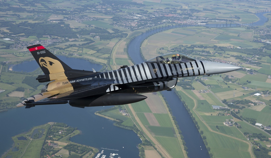 Военный самолет F-16 в небе Турции