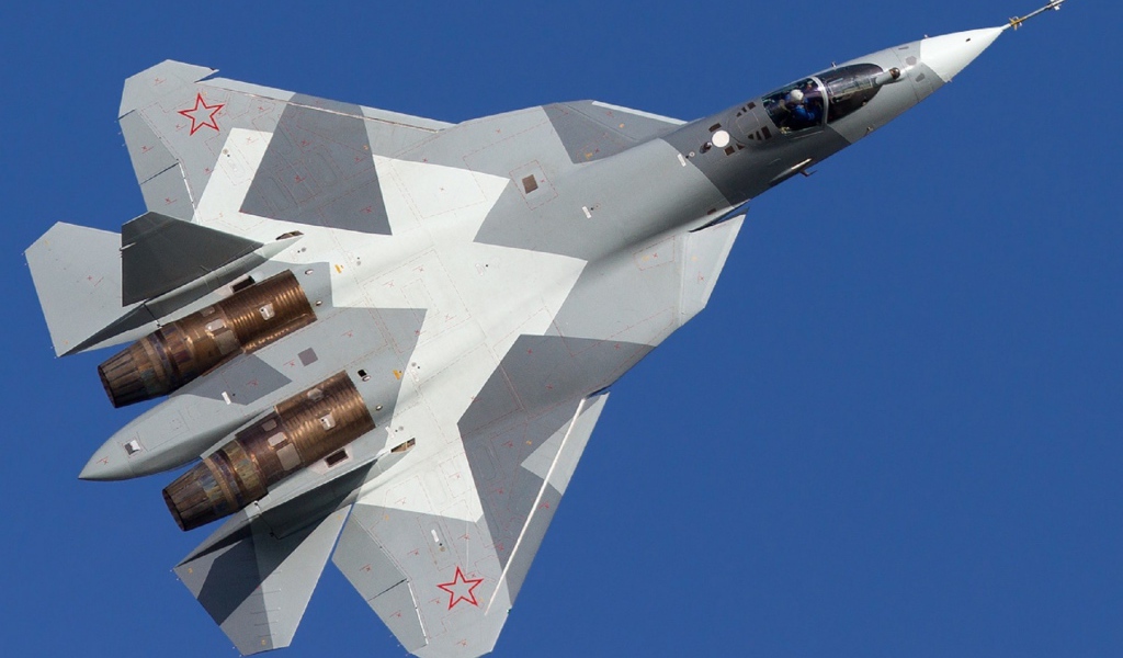 Военный самолет T-50 на фоне неба
