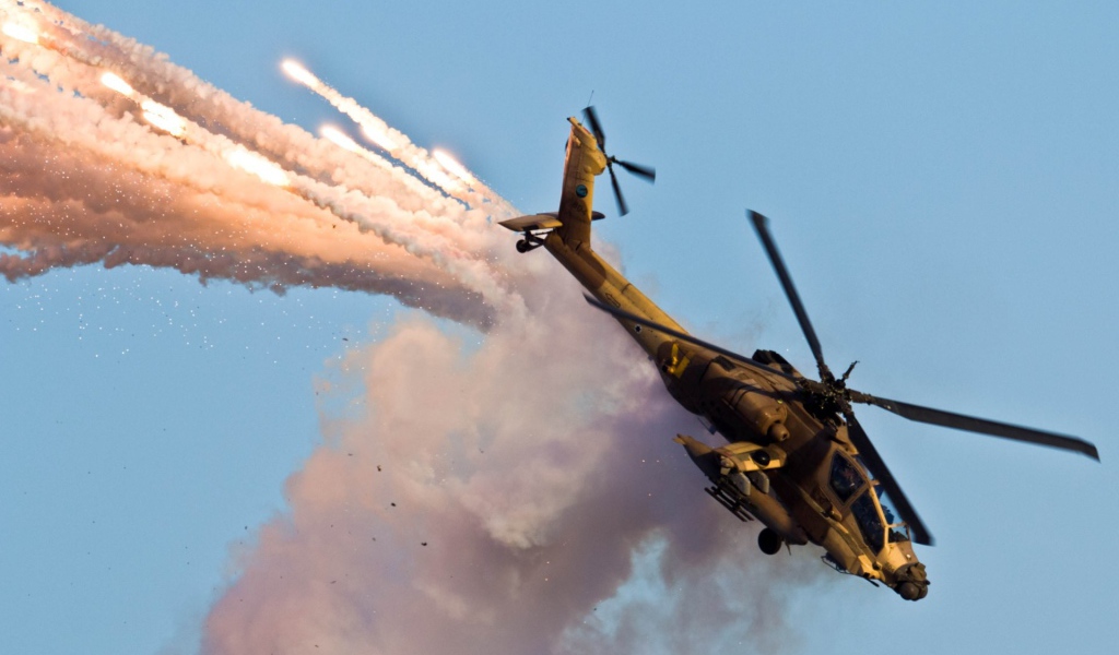 Военный вертолет AH-64 Apache на учениях