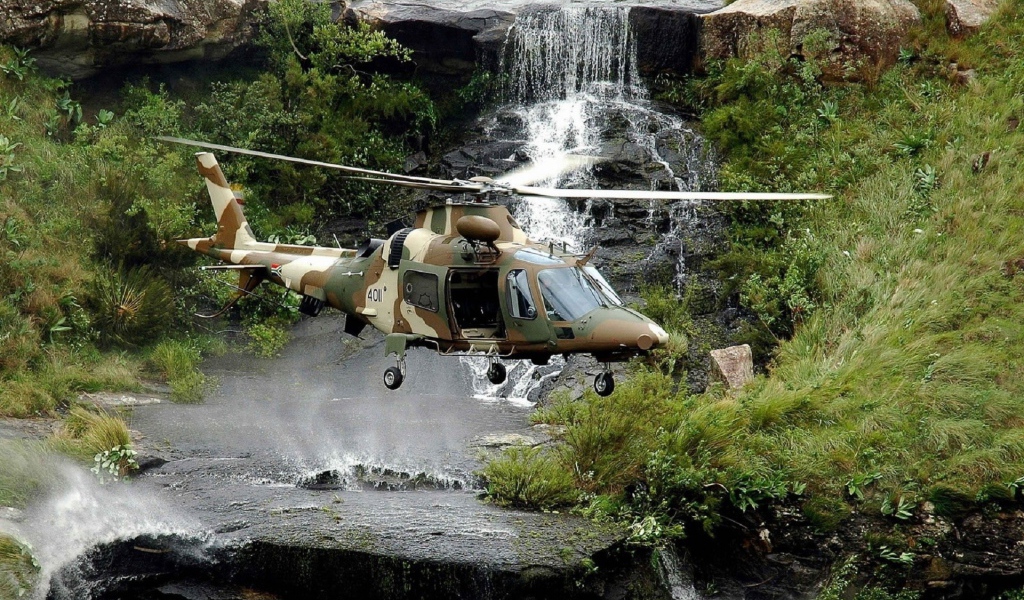 Военный вертолет над водопадом