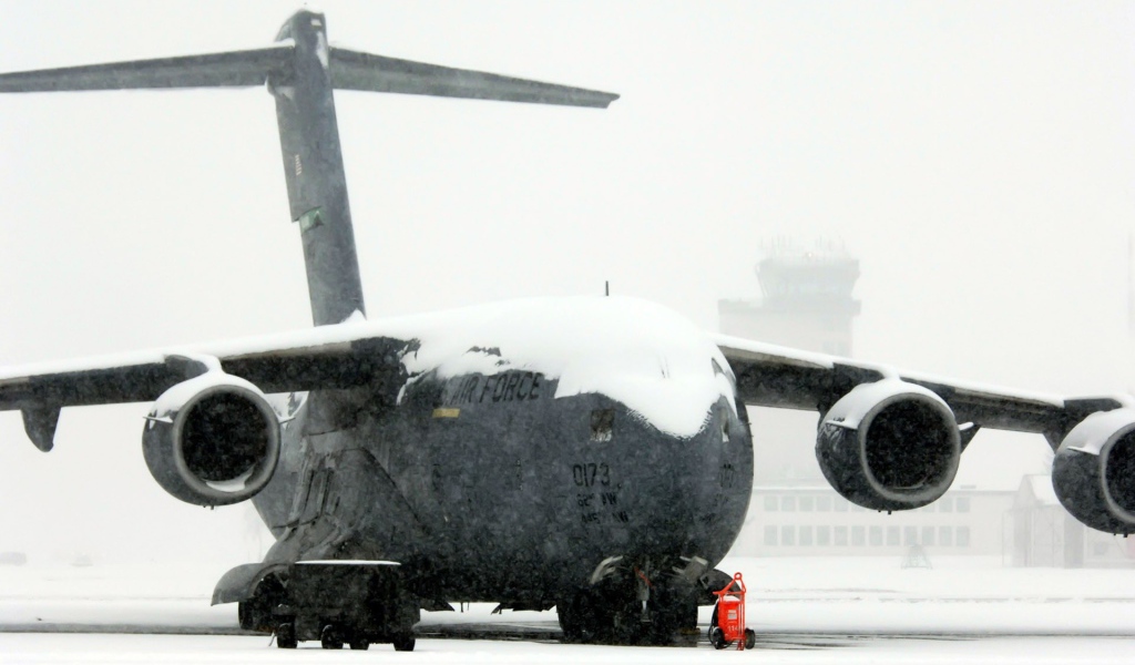 Военно транспортный самолет C-17 Globmaster замело снегом