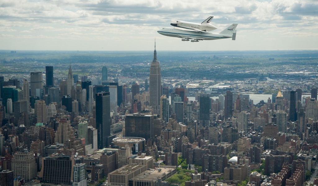 Самолет НАСА над мегаполисом