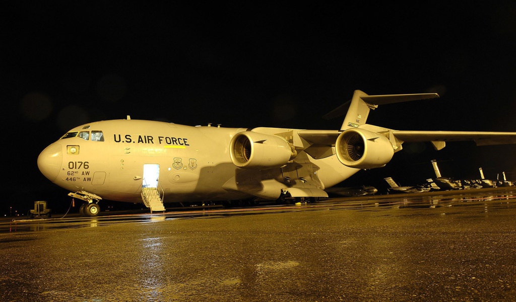 Ночное фото транспортного самолета C-17 Globmaster