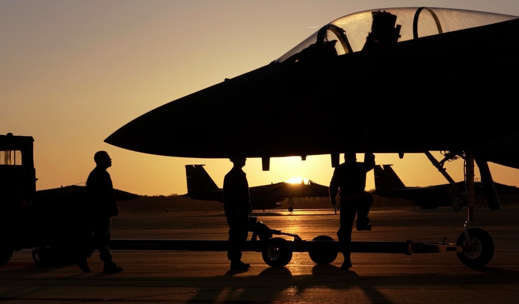Обслуга самолета F-15 Eagle на базе