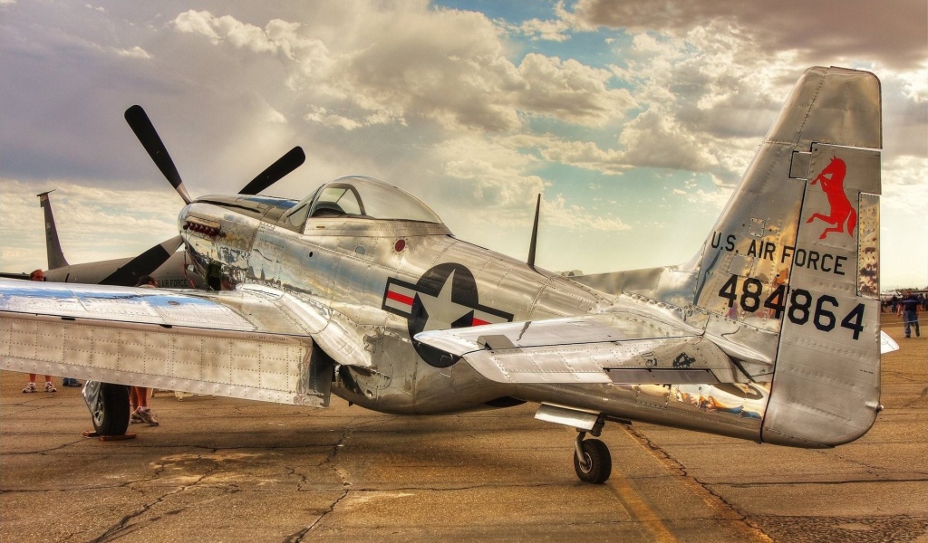 Старый самолет P-51 Mustang американских ВВС