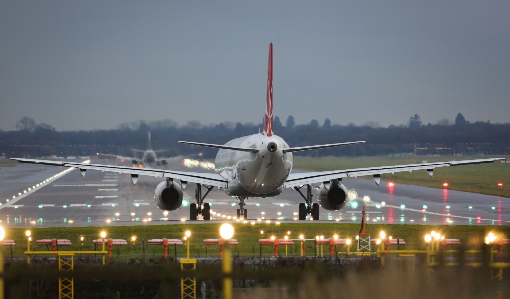 Пассажирский самолет сел в аэропорту