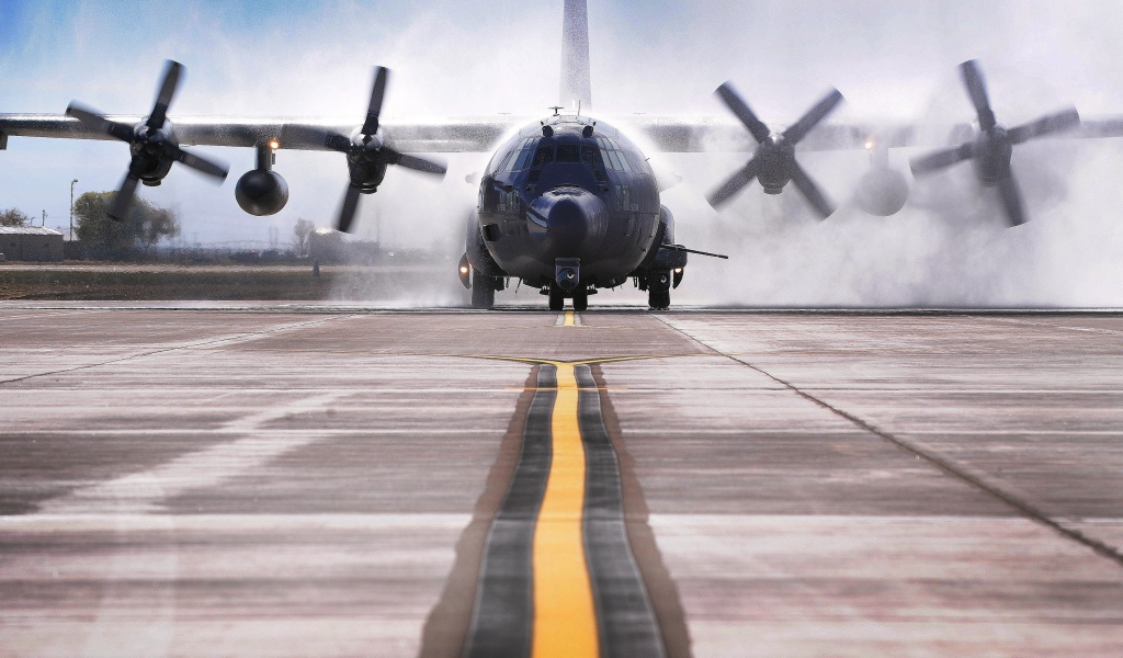 Винты самолета Lockheed C-130 Hercules поднимают пыль
