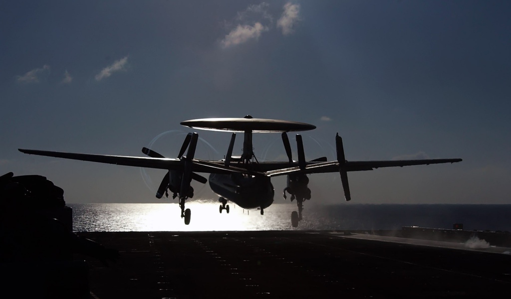 Самолет радиоразведки E-2 Hawkeye на взлете