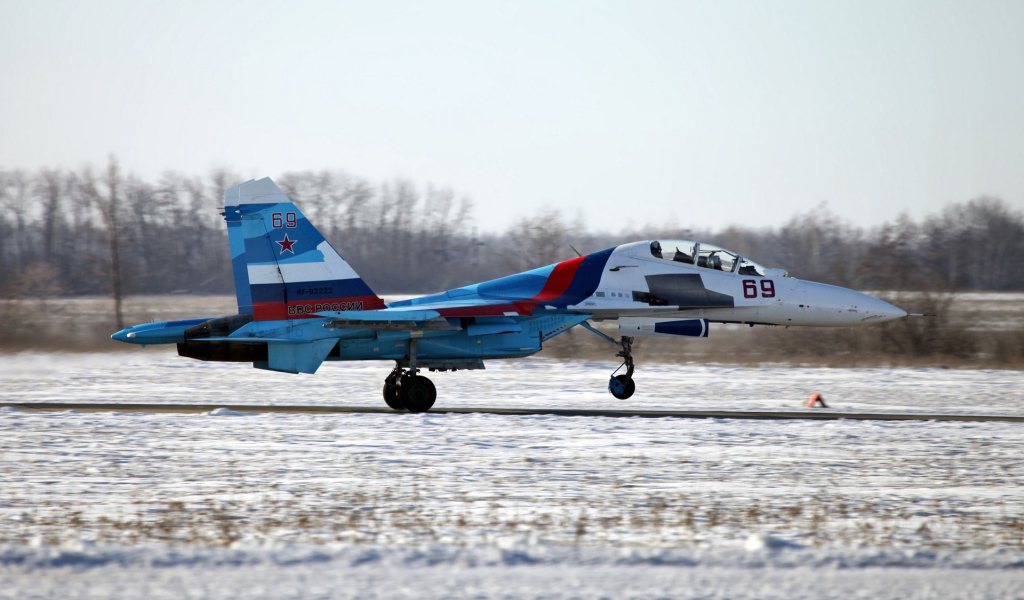 Российский самолет СУ-27 на зимнем аэродроме