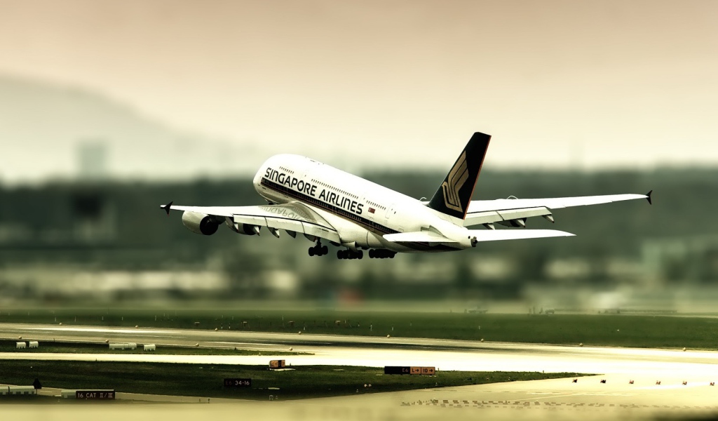 Самолет Сингапурских авиалиний отправляется в рейс