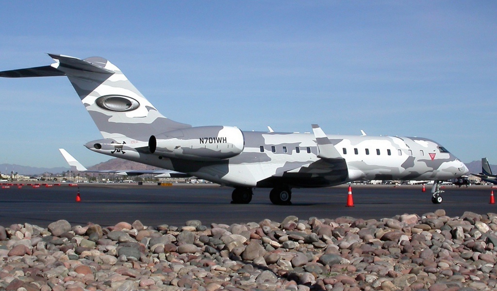 Небольшой самолет в камуфлированной окраске