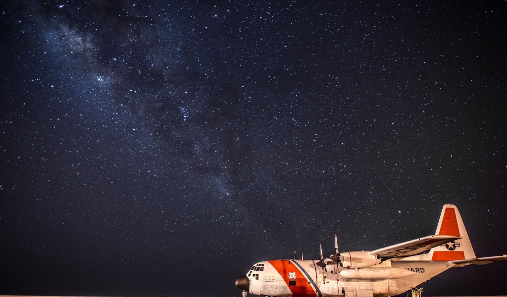 Небольшой самолет на фоне Млечного пути