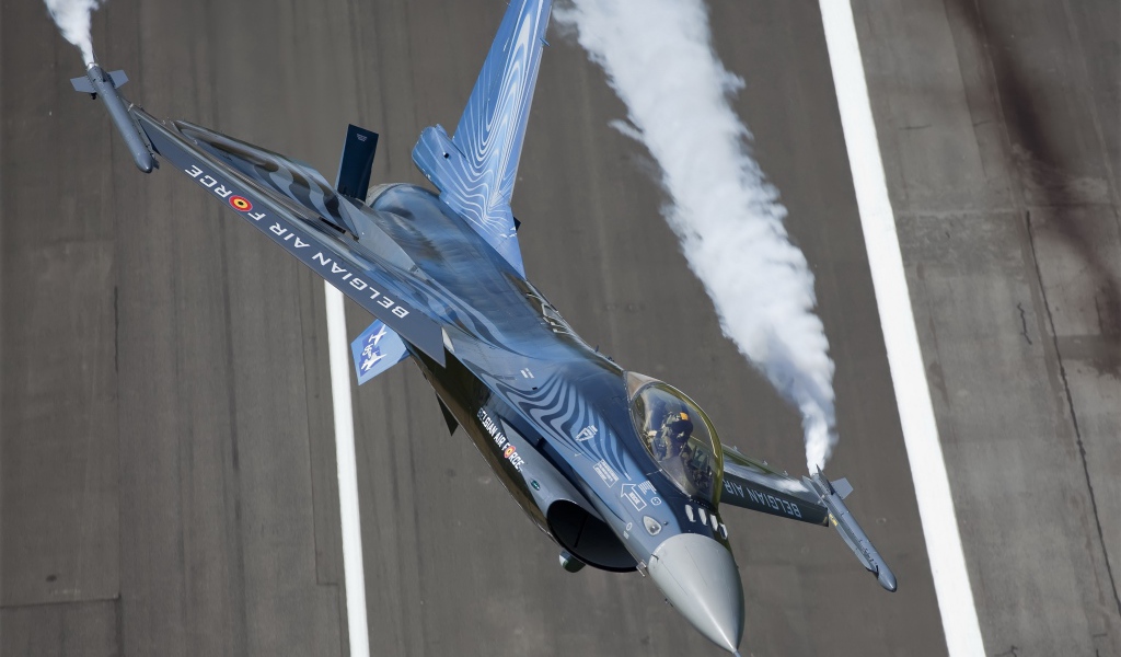 Дымящийся самолет над землей