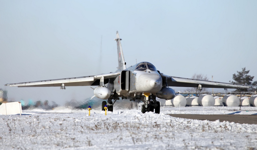 Истребитель Су-24 готовится ко взлету