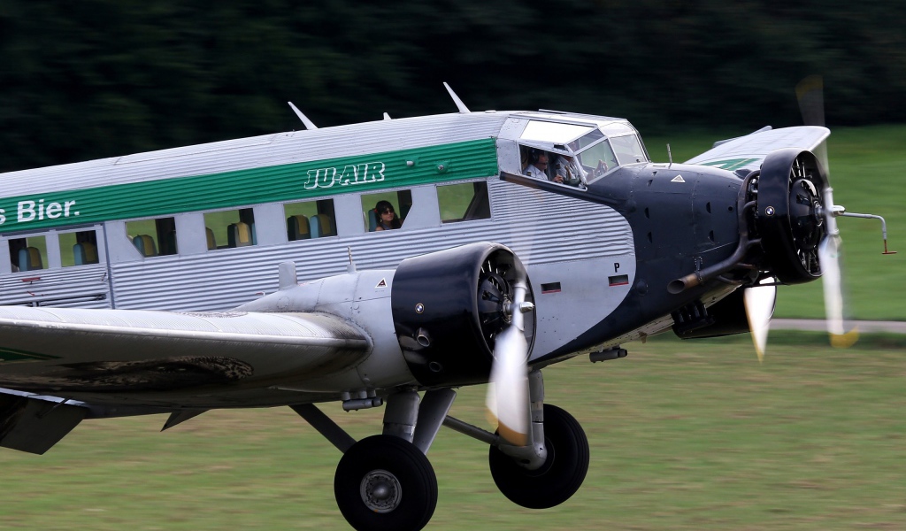 Старинный пассажирский самолет Junkers Ju 52-3m