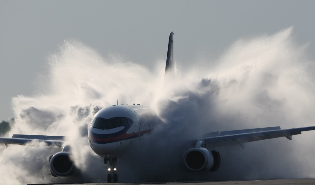 Самолет пролетает облако