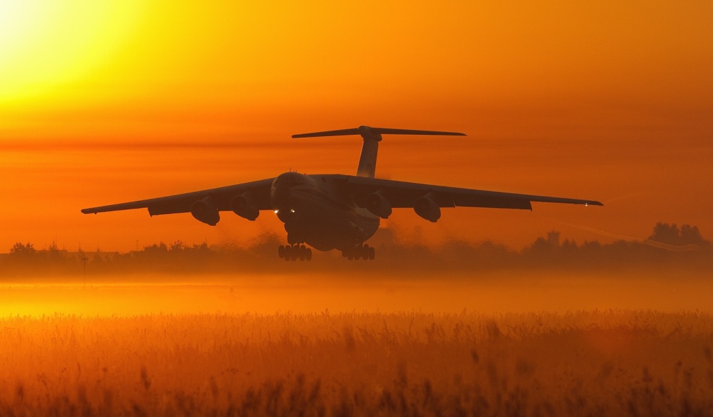 Самолет в оранжевой дымке