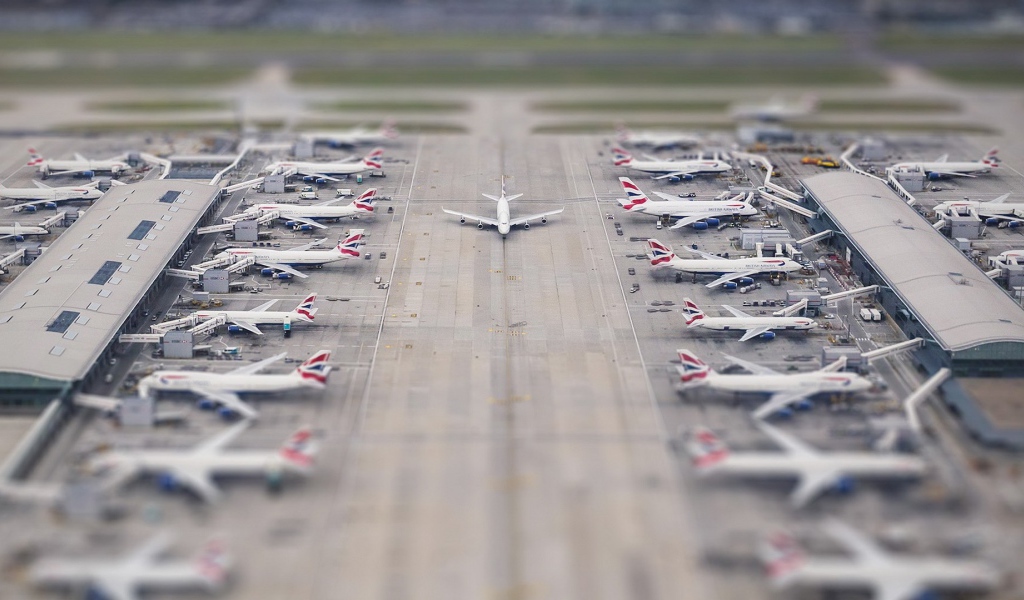 Самолет выруливает на полосу