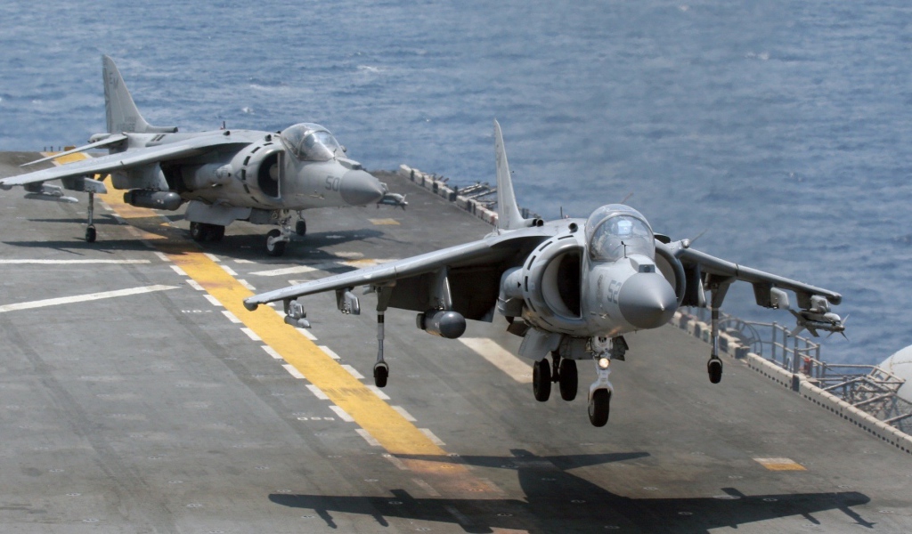 Два истребителя готовятся к старту с авианосца