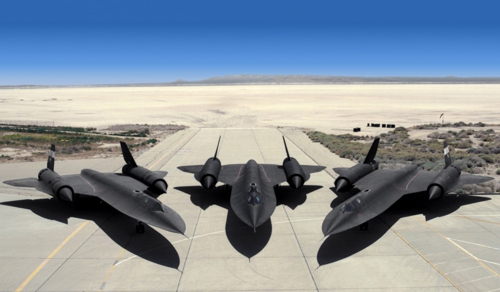 Три военных самолета Lockheed SR-71 Blackbird