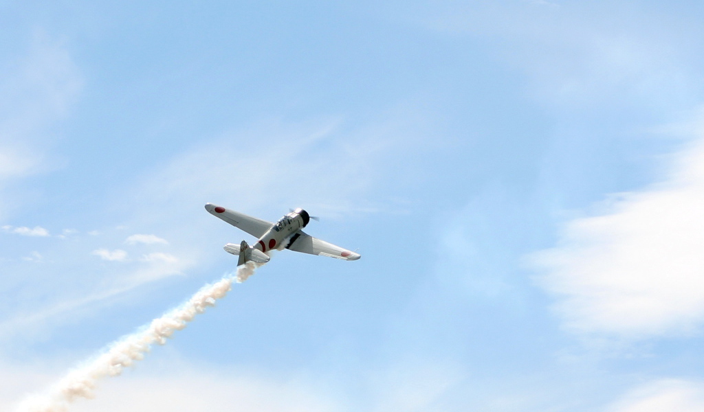 Учебный самолет в небе